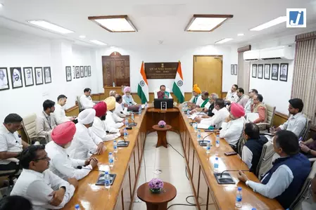 किसानों ने कृषि मंत्री शिवराज सिंह चौहान से की मुलाकात, एथेनॉल का किया समर्थन किसानों ने कृषि मंत्री शिवराज सिंह चौहान से की मुलाकात, एथेनॉल का किया समर्थन