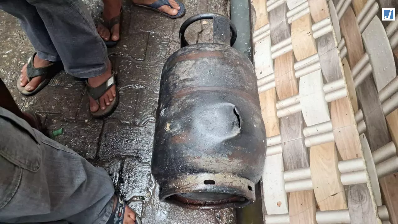 सिलेंडर विस्फोट से घर में भीषण आग, लाखों का सामान जलकर राख