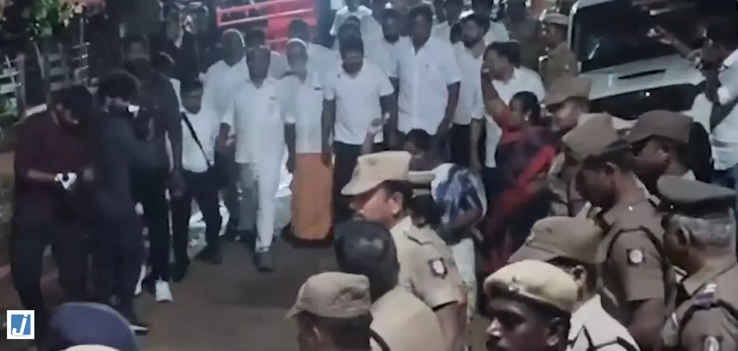 पूछताछ के बाद सेंगीपट्टी पुलिस स्टेशन से रवाना हुए उदयनिधि स्टालिन पूछताछ के बाद सेंगीपट्टी पुलिस स्टेशन से रवाना हुए उदयनिधि स्टालिन