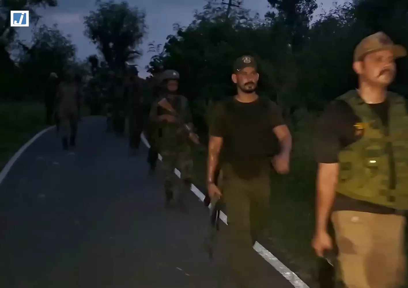 अनुच्छेद 370 की वर्षगांठ से पहले सांबा में हाई अलर्ट, सीमा पर सुरक्षा बढ़ी अनुच्छेद 370 की वर्षगांठ से पहले सांबा में हाई अलर्ट, सीमा पर सुरक्षा बढ़ी