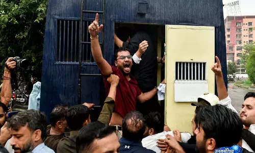 विदेशी मीडिया पर पाकिस्तान की सख्ती, इस्लामाबाद से बाहर रिपोर्टिंग के लिए NOC अनिवार्य विदेशी मीडिया पर पाकिस्तान की सख्ती, इस्लामाबाद से बाहर रिपोर्टिंग के लिए NOC अनिवार्य