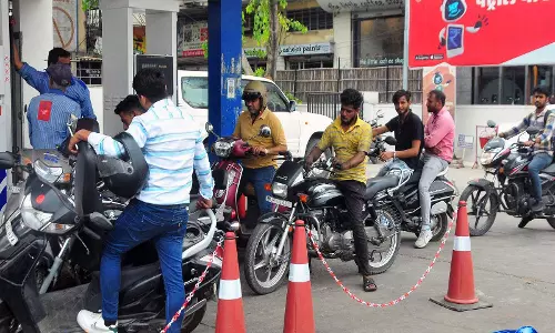 SIAM ने E20 पर स्थिति स्पष्ट की, ऑटो उद्योग ने दोहराया पूरा समर्थन SIAM ने E20 पर स्थिति स्पष्ट की, ऑटो उद्योग ने दोहराया पूरा समर्थन