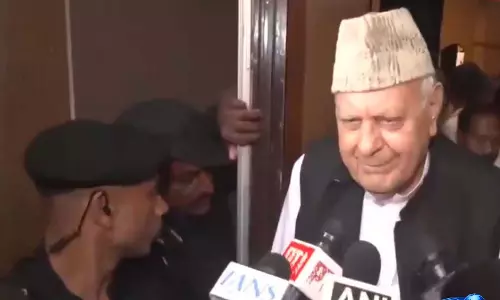फारूक अब्दुल्ला ने J-K को राज्य का दर्जा बहाल करने की मांग दोहराई फारूक अब्दुल्ला ने J-K को राज्य का दर्जा बहाल करने की मांग दोहराई