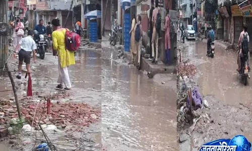सीवर काम बना लोगों की परेशानी, संगम विहार में टूटी सड़क और जलभराव से राहगीर बेहाल