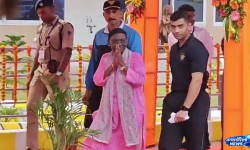 राष्ट्रपति द्रौपदी मुर्मू ने ब्रह्मपुर दौरे में धबलेश्वर मंदिर में की पूजा राष्ट्रपति द्रौपदी मुर्मू ने ब्रह्मपुर दौरे में धबलेश्वर मंदिर में की पूजा