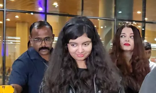 अभिषेक संग मुंबई लौटीं ऐश्वर्या-आराध्या, एयरपोर्ट स्टाफ को हाथ जोड़कर कहा नमस्ते अभिषेक संग मुंबई लौटीं ऐश्वर्या-आराध्या, एयरपोर्ट स्टाफ को हाथ जोड़कर कहा नमस्ते