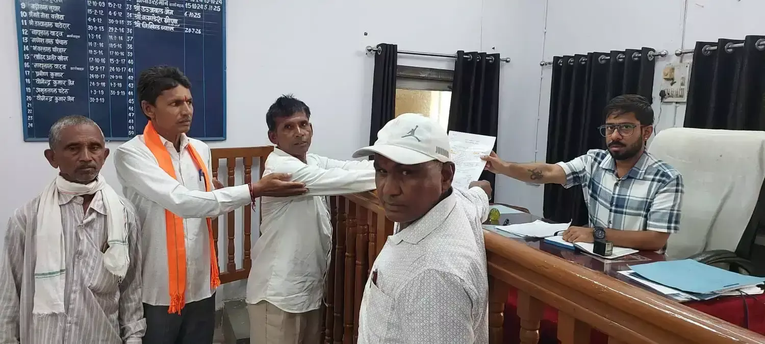 Dungarpur: रेटा विद्यालय के छात्रों के भविष्य पर संकट, शिक्षक वापस भेजने की मांग Dungarpur: रेटा विद्यालय के छात्रों के भविष्य पर संकट, शिक्षक वापस भेजने की मांग