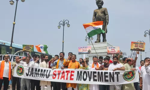 Jammu: जम्मू स्टेट मूवमेंट का प्रदर्शन, अलग राज्य की उठाई मांग Jammu: जम्मू स्टेट मूवमेंट का प्रदर्शन, अलग राज्य की उठाई मांग
