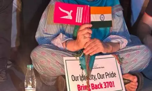 Srinagar: अनुच्छेद 370 की बरसी पर पीडीपी का सरकार के खिलाफ प्रदर्शन Srinagar: अनुच्छेद 370 की बरसी पर पीडीपी का सरकार के खिलाफ प्रदर्शन