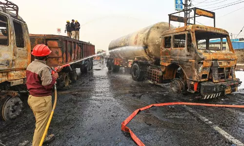 Jammu: जम्मू-श्रीनगर राष्ट्रीय राजमार्ग पर एलपीजी टैंकर में आग से हड़कंप Jammu: जम्मू-श्रीनगर राष्ट्रीय राजमार्ग पर एलपीजी टैंकर में आग से हड़कंप
