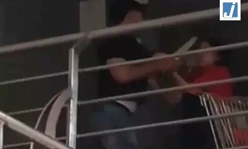 मॉल में महिला से मारपीट का वीडियो वायरल, पुलिस ने आरोपी को हिरासत में लिया