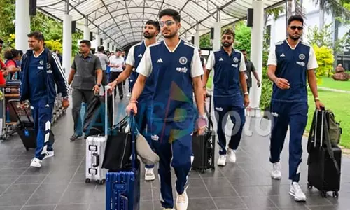 दो मैचों की टेस्ट सीरीज में हिस्सा लेने के लिए श्रीलंका पहुंची टीम इंडिया दो मैचों की टेस्ट सीरीज में हिस्सा लेने के लिए श्रीलंका पहुंची टीम इंडिया