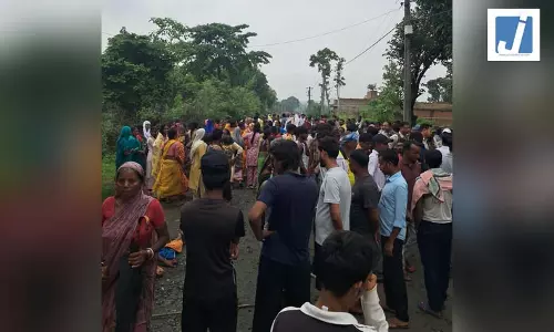 ट्रिपल मर्डर: एक ही परिवार के तीन लोगों की बरेहमी से हत्या, पड़ोसी गिरफ्तार ट्रिपल मर्डर: एक ही परिवार के तीन लोगों की बरेहमी से हत्या, पड़ोसी गिरफ्तार