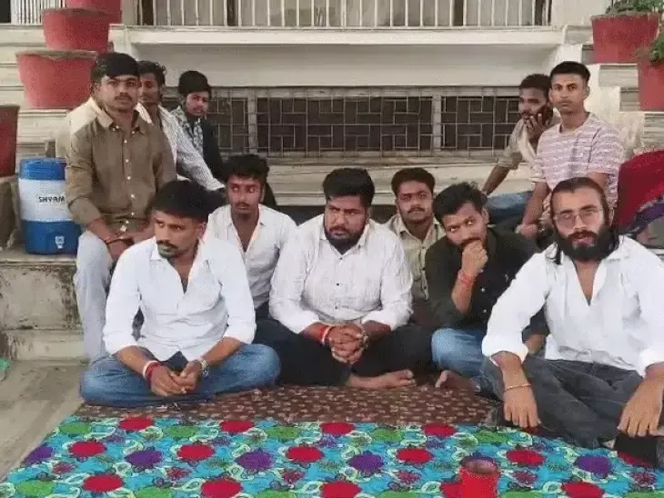 Udaipur: छात्रसंघ चुनाव बहाली की मांग, विश्वविद्यालय में अनिश्चितकालीन अनशन Udaipur: छात्रसंघ चुनाव बहाली की मांग, विश्वविद्यालय में अनिश्चितकालीन अनशन