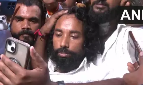सोनम वांगचुक ने छात्र नेता देवेंद्र नाथ महतो से बातचीत की, पानी ग्रहण किया सोनम वांगचुक ने छात्र नेता देवेंद्र नाथ महतो से बातचीत की, पानी ग्रहण किया