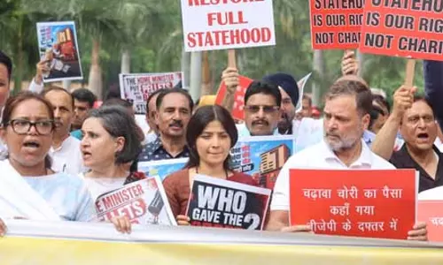 विपक्षी सांसदों ने संसद में गांधी की प्रतिमा से मकर द्वार तक निकाला मार्च, गृह मंत्री से सदन में जवाब देने की मांग विपक्षी सांसदों ने संसद में गांधी की प्रतिमा से मकर द्वार तक निकाला मार्च, गृह मंत्री से सदन में जवाब देने की मांग