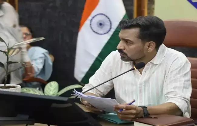 Dehradun: डीएम ने सड़क हादसे रोकने के लिए विभागों को दिए जरूरी निर्देश Dehradun: डीएम ने सड़क हादसे रोकने के लिए विभागों को दिए जरूरी निर्देश