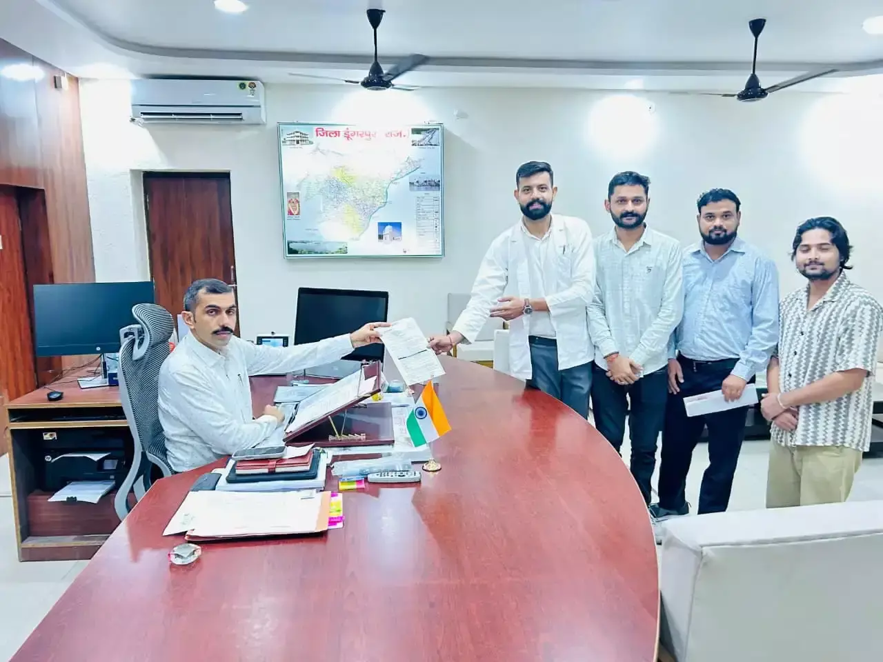 Dungarpur: सेवानिवृत्त कर्मियों की नियुक्ति पर युवाओं का विरोध प्रदर्शन