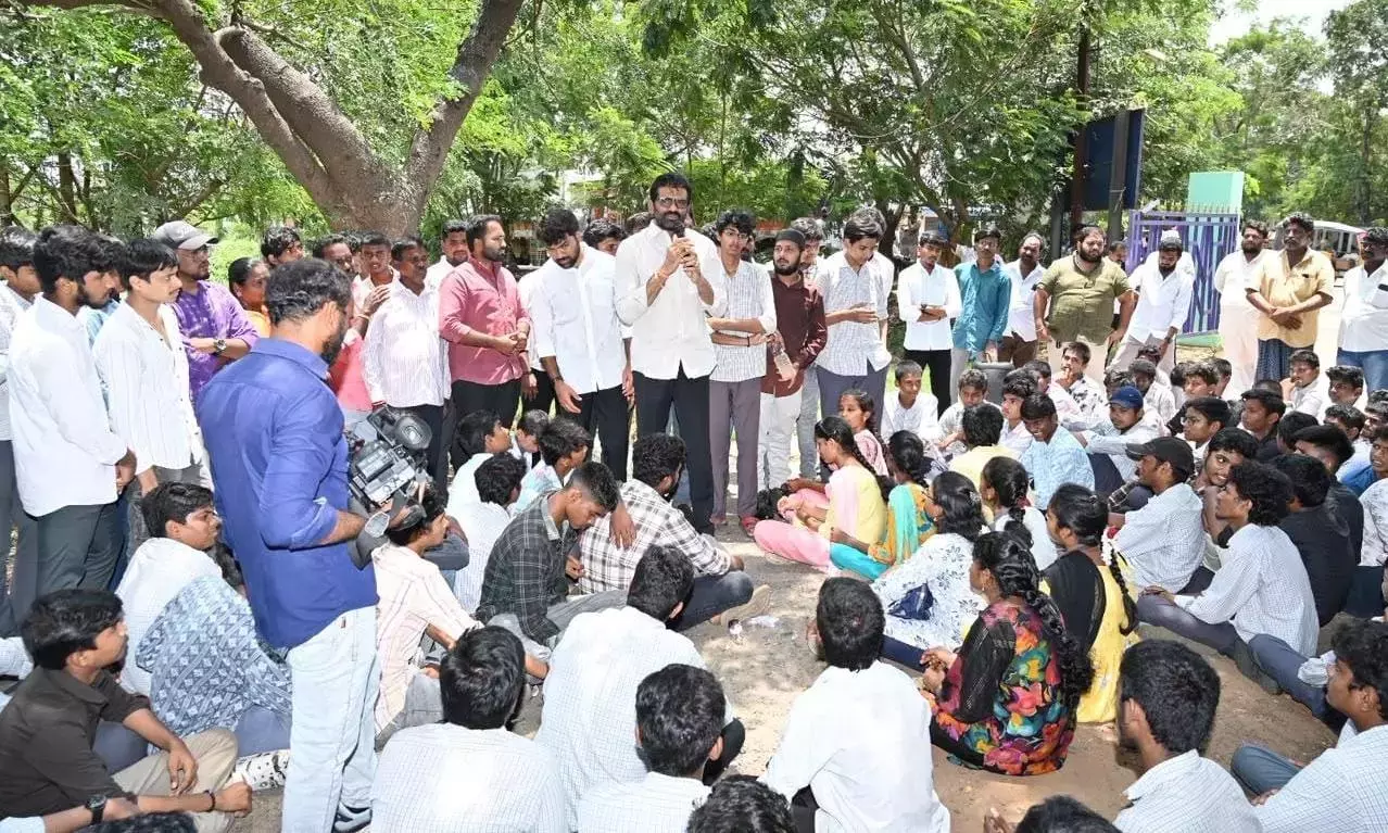 Nellore पॉलिटेक्निक के छात्रों ने बुनियादी सुविधाओं की कमी को लेकर विरोध प्रदर्शन किया