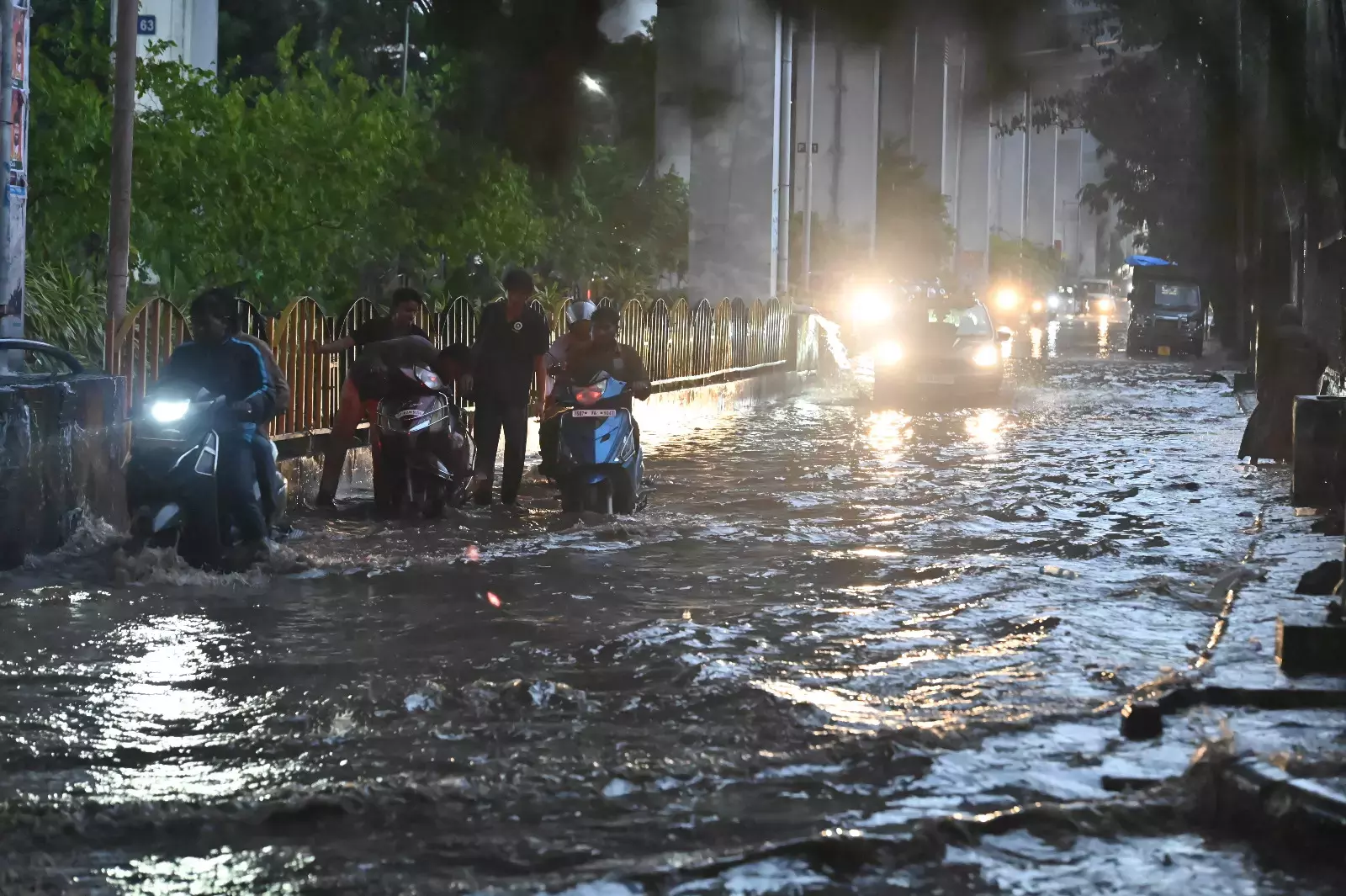 Telangana: भारी बारिश सड़कों पर कीचड़ और गाद का निशान छोड़ देती है Telangana: भारी बारिश सड़कों पर कीचड़ और गाद का निशान छोड़ देती है