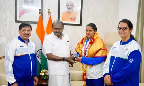 केंद्रीय मंत्री एचडी कुमारस्वामी ने सीडब्ल्यूजी 2026 में ब्रॉन्ज जीतने वालीं शिल्पा शायला को किया सम्मानित केंद्रीय मंत्री एचडी कुमारस्वामी ने सीडब्ल्यूजी 2026 में ब्रॉन्ज जीतने वालीं शिल्पा शायला को किया सम्मानित