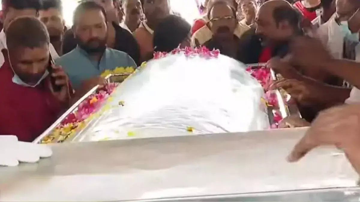 रेस्क्यू में शहीद राजेश का शव घर लाया गया, CM ने दी अंतिम विदाई रेस्क्यू में शहीद राजेश का शव घर लाया गया, CM ने दी अंतिम विदाई