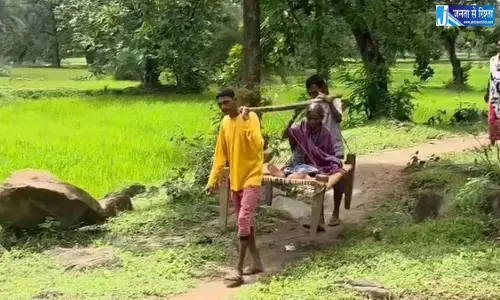 खाट ही एक सहारा, ग्रामीण ऐसे बचा रहे अपनों की जान खाट ही एक सहारा, ग्रामीण ऐसे बचा रहे अपनों की जान