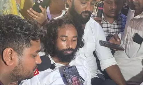 झारखंड छात्र आंदोलन: चौथे दिन अनशनकारी छात्र नेता ने वांगचुक के आग्रह पर ग्रहण किया जल, भूख हड़ताल जारी झारखंड छात्र आंदोलन: चौथे दिन अनशनकारी छात्र नेता ने वांगचुक के आग्रह पर ग्रहण किया जल, भूख हड़ताल जारी