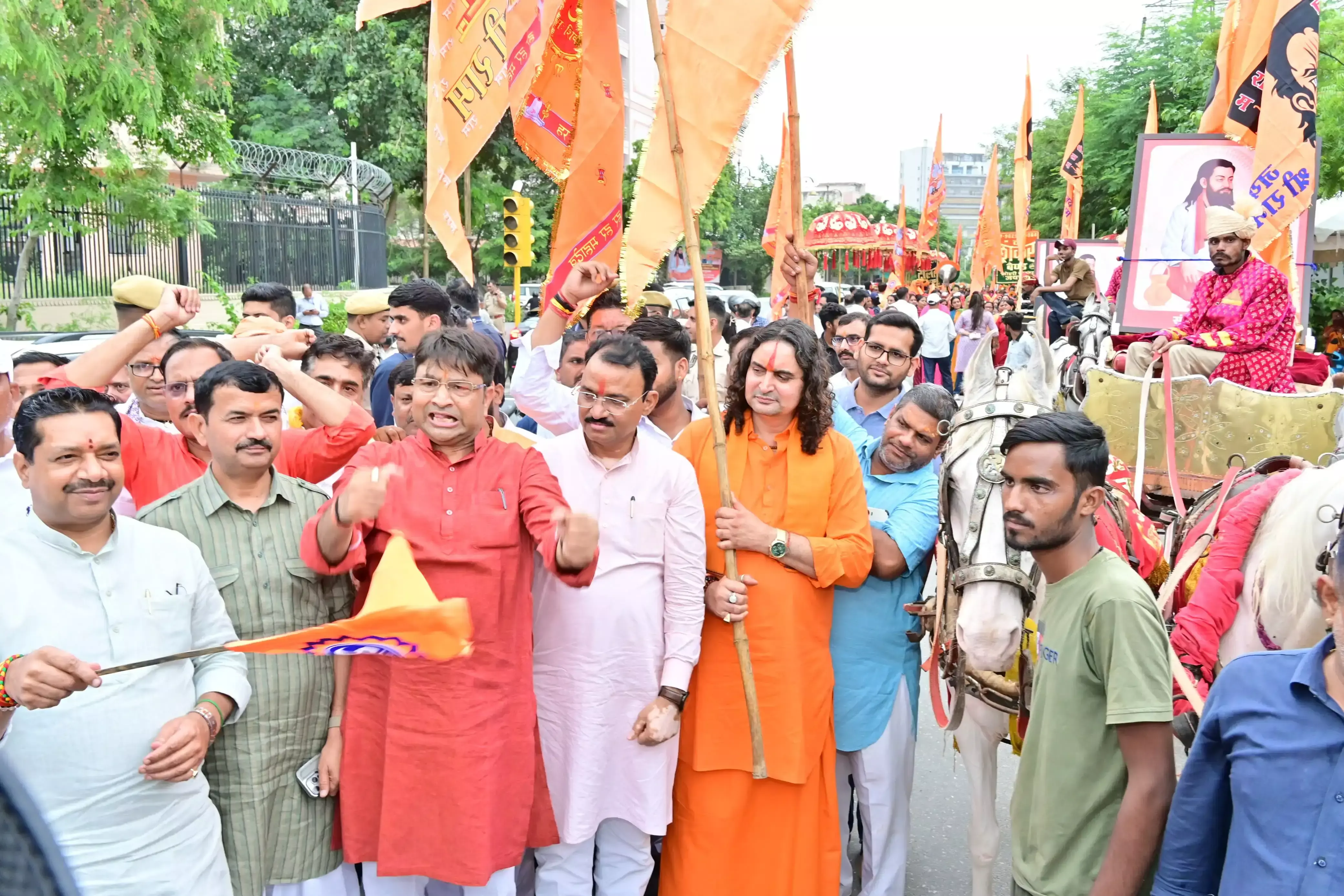 Jaipur: जयपुर में निकली विशाल कलश यात्रा, श्रद्धालुओं ने लिया हिस्सा Jaipur: जयपुर में निकली विशाल कलश यात्रा, श्रद्धालुओं ने लिया हिस्सा