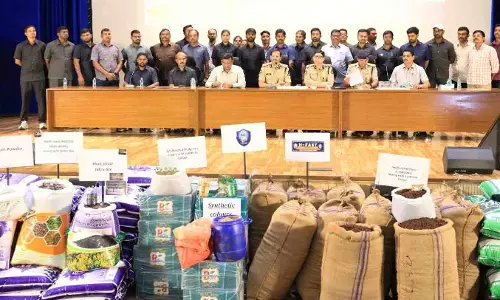 मिलावटखोरों पर अब तक की सबसे बड़ी स्ट्राइक: 25 टन मिलावटी मसाले और 89 टन कच्चा माल जब्त, 3 गिरफ्तार मिलावटखोरों पर अब तक की सबसे बड़ी स्ट्राइक: 25 टन मिलावटी मसाले और 89 टन कच्चा माल जब्त, 3 गिरफ्तार