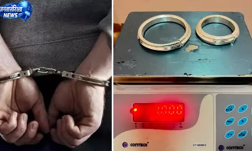इंदौर एयरपोर्ट पर सोने की तस्करी का भंडाफोड़, DRI ने 1.44 करोड़ का सोना किया जब्त इंदौर एयरपोर्ट पर सोने की तस्करी का भंडाफोड़, DRI ने 1.44 करोड़ का सोना किया जब्त