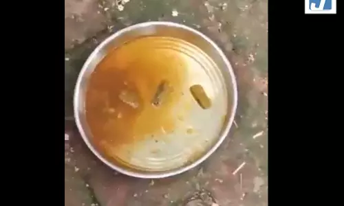 सरकारी स्कूल से मिड-डे मील व्यवस्था की बेहद चिंताजनक तस्वीर...एक्शन में DM सरकारी स्कूल से मिड-डे मील व्यवस्था की बेहद चिंताजनक तस्वीर...एक्शन में DM