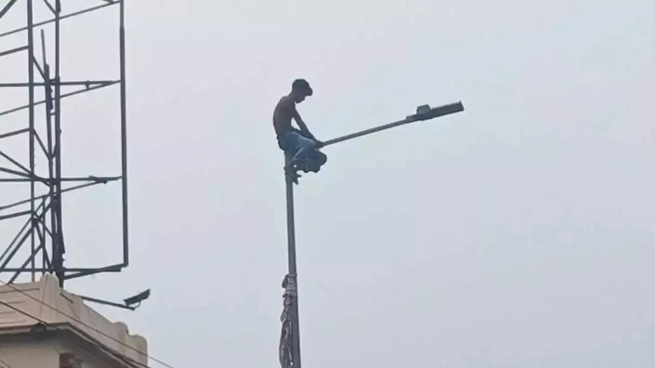 Kolkata: टाला सेतु पर युवक की हरकत से यातायात हुआ प्रभावित Kolkata: टाला सेतु पर युवक की हरकत से यातायात हुआ प्रभावित