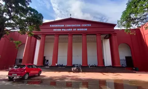 रेवेनशॉ यूनिवर्सिटी में विधायक और वार्डन के बीच विवाद, टीचर्स एसोसिएशन ने मांगी माफी रेवेनशॉ यूनिवर्सिटी में विधायक और वार्डन के बीच विवाद, टीचर्स एसोसिएशन ने मांगी माफी