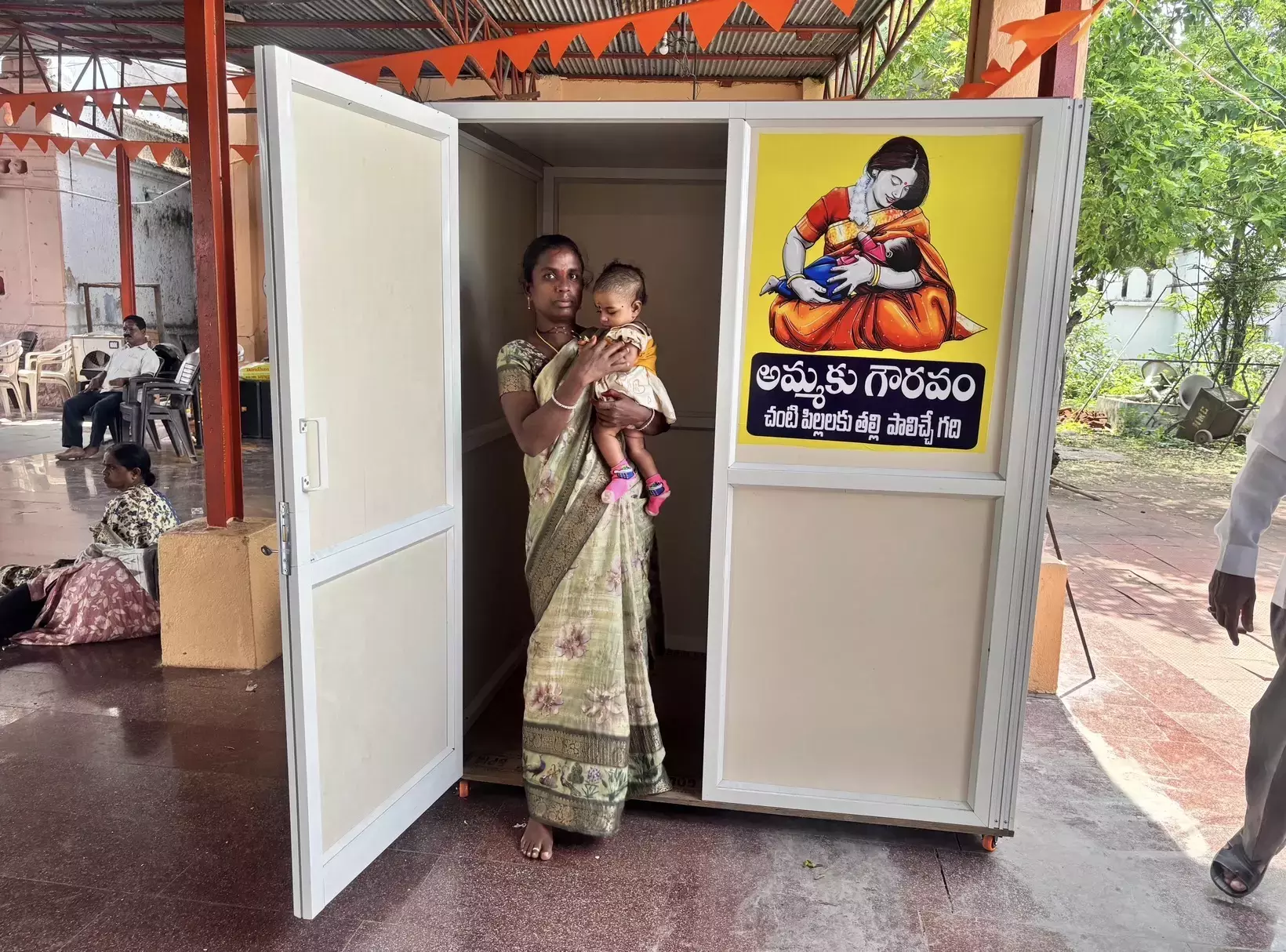 Telangana: निज़ामाबाद के मंदिरों में स्थापित किए गए स्तनपान केबिन Telangana: निज़ामाबाद के मंदिरों में स्थापित किए गए स्तनपान केबिन