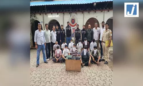 पुलिस ने वीजा शर्तों का उल्लंघन करने के आरोप में 11 बांग्लादेशी नागरिकों को हिरासत में लिया पुलिस ने वीजा शर्तों का उल्लंघन करने के आरोप में 11 बांग्लादेशी नागरिकों को हिरासत में लिया