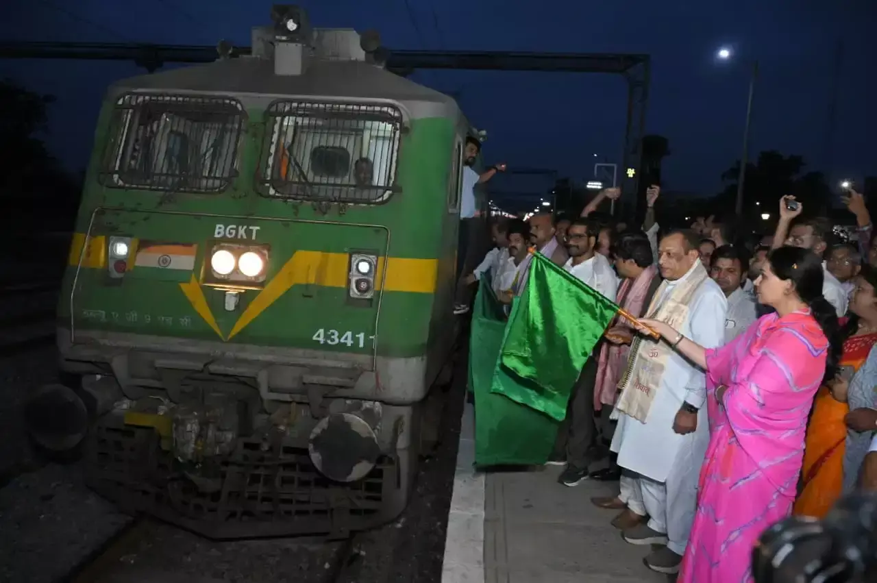 Jaipur: वरिष्ठ नागरिकों को तीर्थ यात्रा की सौगात, जयपुर से भारत गौरव ट्रेन रवाना Jaipur: वरिष्ठ नागरिकों को तीर्थ यात्रा की सौगात, जयपुर से भारत गौरव ट्रेन रवाना