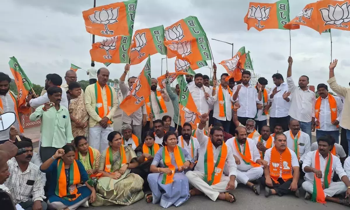 Telangana: भाजपा ने काजीपेट फ्लाईओवर परियोजना कार्य में देरी का विरोध किया Telangana: भाजपा ने काजीपेट फ्लाईओवर परियोजना कार्य में देरी का विरोध किया