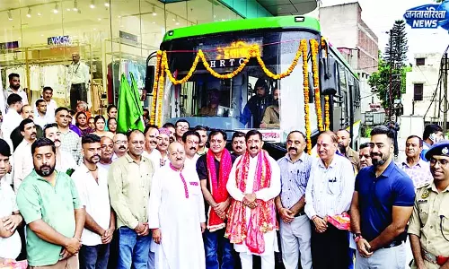 ऊना की सडक़ों पर दौड़ीं 50 इलेक्ट्रिक बसें ऊना की सडक़ों पर दौड़ीं 50 इलेक्ट्रिक बसें