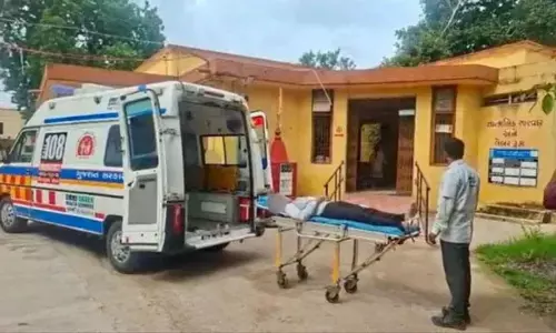 पश्चिम एक्सप्रेस में यात्री की तबीयत बिगड़ी, सीने में दर्द के बाद मौत पश्चिम एक्सप्रेस में यात्री की तबीयत बिगड़ी, सीने में दर्द के बाद मौत