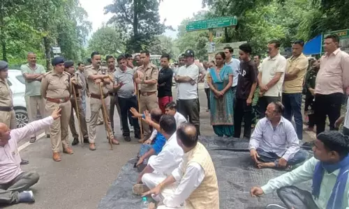 कार्बेट क्षेत्र में बाघ के हमले से नवविवाहिता की मौत पर आक्रोश कार्बेट क्षेत्र में बाघ के हमले से नवविवाहिता की मौत पर आक्रोश