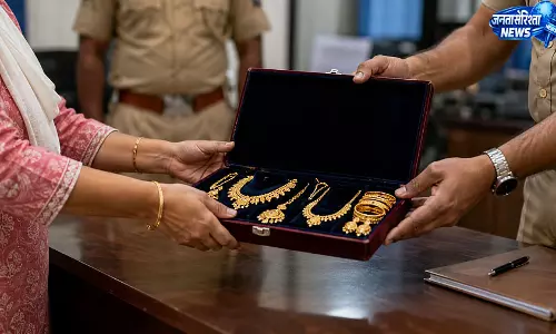 मुंबई लोकल में चोरी हुए 40 लाख रुपये के सोने के गहने बरामद मुंबई लोकल में चोरी हुए 40 लाख रुपये के सोने के गहने बरामद