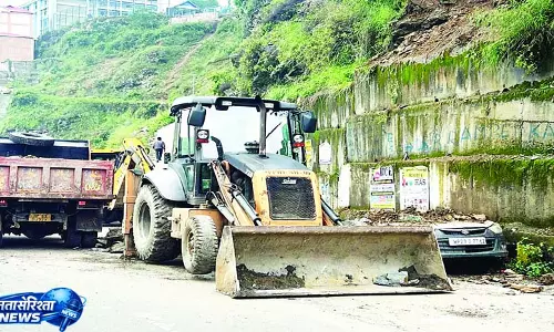 ठियोग में पहाड़ी से गिरे पत्थर-मलबे की चपेट में आई कार ठियोग में पहाड़ी से गिरे पत्थर-मलबे की चपेट में आई कार