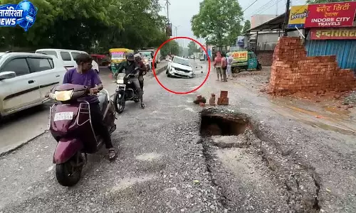 ग्वालियर में बारिश के बाद झांसी रोड धंसी, 10 फीट गहरे गड्ढे में फंसी कार; बड़ा हादसा टला