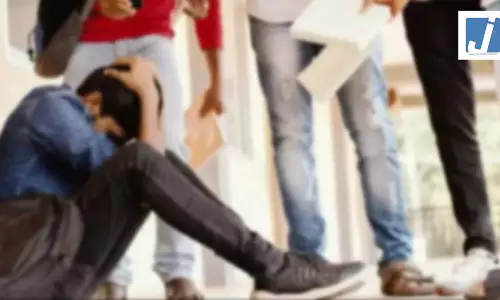 सरकारी स्कूल के हॉस्टल में रैगिंग का गंभीर मामला, बैट-डंडे लेकर जूनियर छात्रों पर टूट पड़े सीनियर्स सरकारी स्कूल के हॉस्टल में रैगिंग का गंभीर मामला, बैट-डंडे लेकर जूनियर छात्रों पर टूट पड़े सीनियर्स