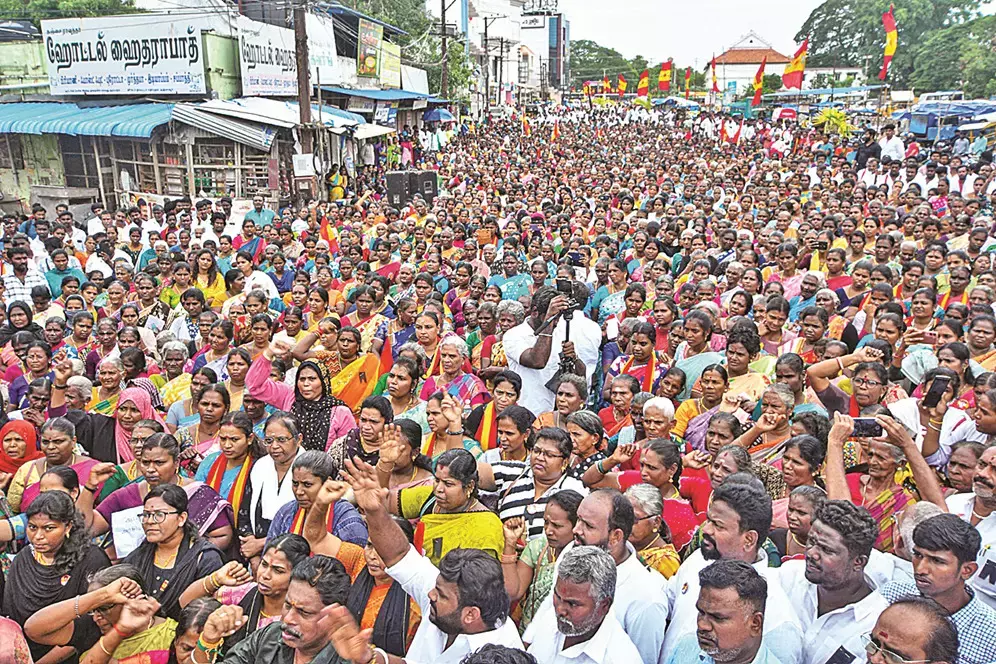 Tamil Nadu: थंजई में डीएमके, टीवीके कैडर के बीच पथराव, जूते-चप्पल के बीच झड़प Tamil Nadu: थंजई में डीएमके, टीवीके कैडर के बीच पथराव, जूते-चप्पल के बीच झड़प