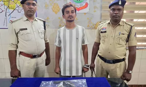 सिलतरा में देशी कट्टा और जिंदा कारतूस के साथ यूपी का बदमाश गिरफ्तार सिलतरा में देशी कट्टा और जिंदा कारतूस के साथ यूपी का बदमाश गिरफ्तार