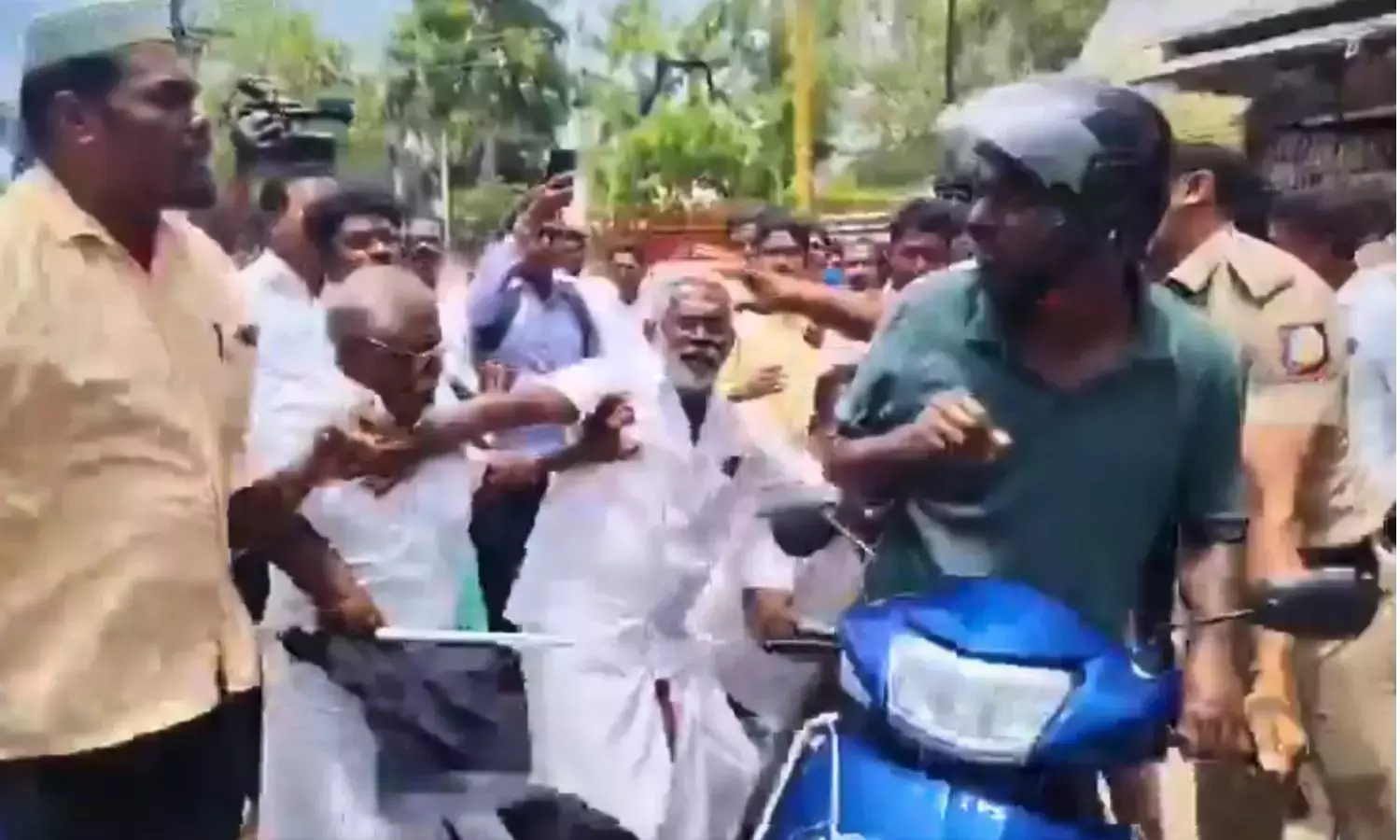 Tamil Nadu: तिरुनेलवेली में सड़क नाकाबंदी विरोध के बीच डीएमके कैडर के एक यात्री पर हमला Tamil Nadu: तिरुनेलवेली में सड़क नाकाबंदी विरोध के बीच डीएमके कैडर के एक यात्री पर हमला