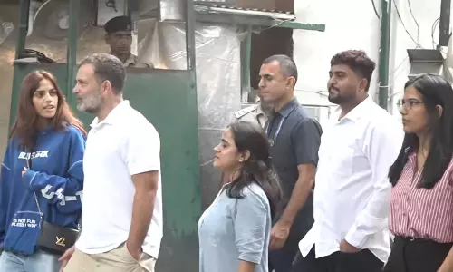 प्रोटेस्ट के दौरान वायरल हुई गर्ल के साथ राहुल गांधी की प्रेस कॉन्फ्रेंस प्रोटेस्ट के दौरान वायरल हुई गर्ल के साथ राहुल गांधी की प्रेस कॉन्फ्रेंस