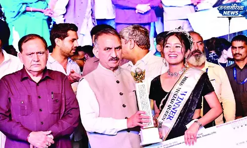 चंबा की नंदिनी बनीं मिंजर क्वीन, सीएम ने पहनाया ताज चंबा की नंदिनी बनीं मिंजर क्वीन, सीएम ने पहनाया ताज